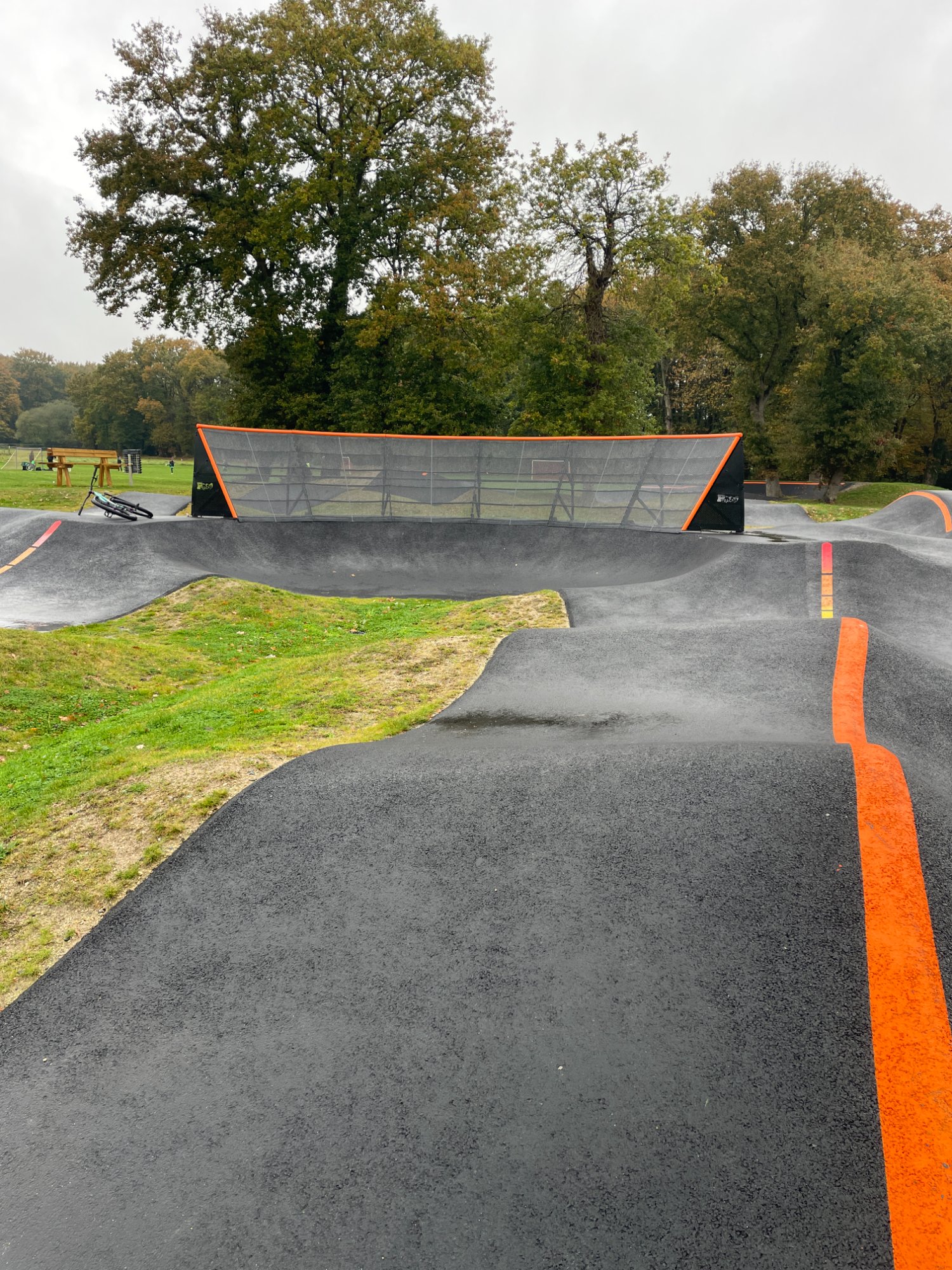 Wall ride pumptrack vue d'ensemble — réalisation op.n